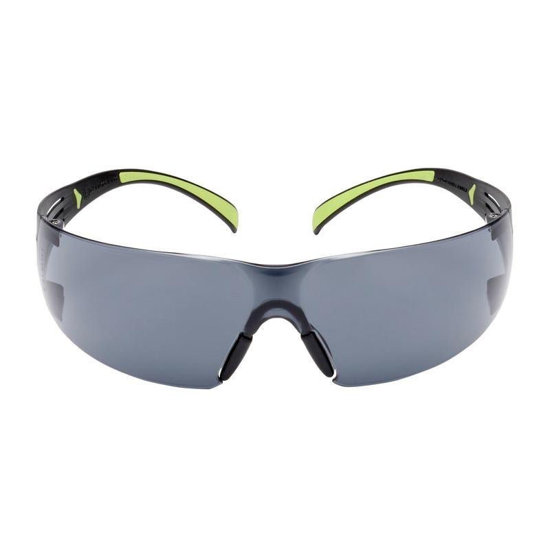 Die 3M™ SecureFit™ Schutzbrille 400 der 3M Deutschland GmbH zeichnet sich durch dunkel getönte, umlaufende Gläser und schwarze Rahmen mit grünen Akzenten an den Bügeln auf weißem Hintergrund aus.
