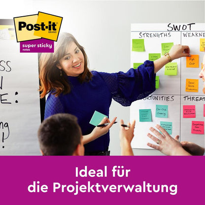 A woman discusses a SWOT analysis with two colleagues at a flipchart using Post-it® Super Sticky 100% Recycled Notes (76x76 mm, 70 sheets/block, 100% PEFC) by 3M Deutschland GmbH. Ideal for project management.