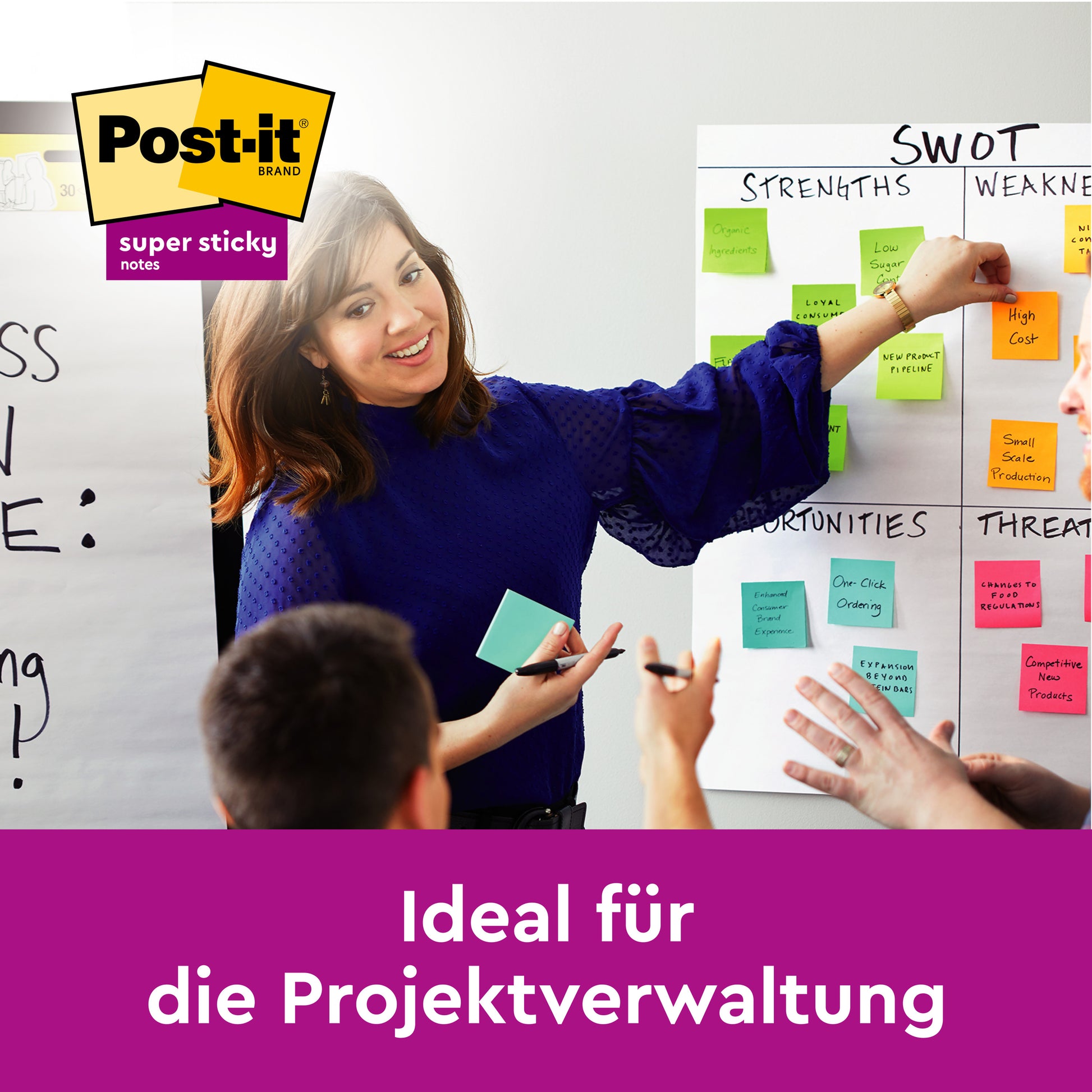 Eine Frau in blauer Bluse leitet eine Besprechung und zeigt auf eine SWOT-Analyse-Tabelle, die mit 3M Post-it® Super Sticky 100 % Recycling Notes (76x76 mm, 70 Blatt) bedeckt ist, während ein deutscher Text über Projektmanagement und das Post-it-Logo erscheinen.