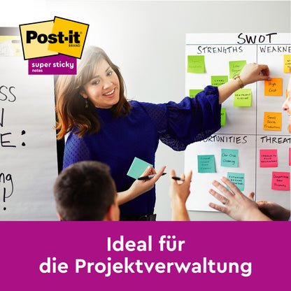 Eine Frau in blauer Bluse führt eine Diskussion und zeigt auf ein SWOT-Diagramm mit bunten Post-it® Super Sticky Notes (76 mm x 127 mm, 90 Blatt/Block, 100% PEFC) von 3M Deutschland GmbH. Logo in der Ecke. Text: "Ideal für die Projektverwaltung.