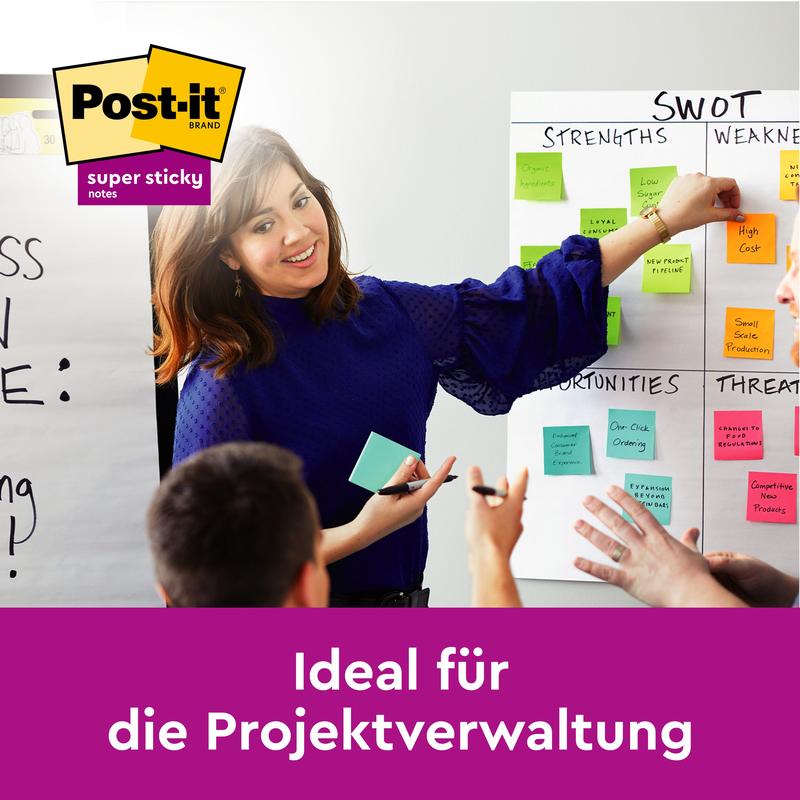 A woman stands at a SWOT board with colorful Post-it® Super Sticky 100% Recycled Notes (47.6x47.6 mm, 70 sheets/block, 100% PEFC, 3M Deutschland GmbH), pointing and discussing. Post-it logo top left. German text: "Ideal for project management.