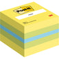 Ein Stapel Post-it® Notes Mini Würfel, 51 mm x 51 mm, 400 Blatt/Block von 3M Deutschland GmbH, hauptsächlich gelb mit zwei blauen Blättern in der Mitte. Das oberste Etikett zeigt die Logos und Produktinfos.
