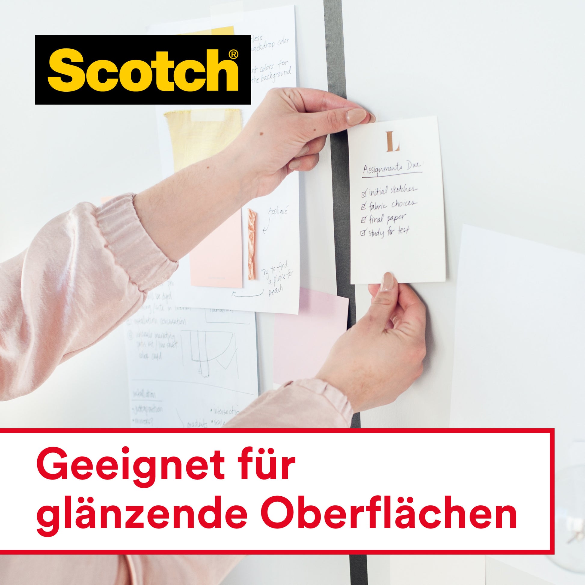 Eine Person befestigt eine Notiz an einem Whiteboard mit Scotch® Crystal Klebeband (19 mm x 7,5 m, 1 Rolle + Handabroller) von 3M Deutschland GmbH. Das Scotch-Logo und "Geeignet für glänzende Oberflächen" sind im Bild zu sehen.