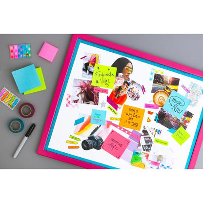 Ein Flat Lay zeigt ein buntes Vision Board mit Zeitschriftenausschnitten, Fotos und Post-it® Notes Mini Würfel (51 mm x 51 mm, 400 Blatt/Block, 100% PEFC) von 3M Deutschland GmbH, sowie Washi Tape, Marker, Büroklammern und Binder Clips auf einer grauen Oberfläche.