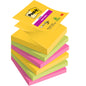 Ein Stapel Post-it® Super Sticky Z-Notes Boost Collection (76x76 mm, 90 Blatt/Block, 100% PEFC) der 3M Deutschland GmbH zeigt leuchtend gelbe, grüne und rosafarbene Zettel, wobei der oberste Zettel leicht angehoben ist und das Produktetikett zeigt.