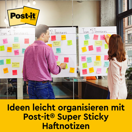 Zwei Personen in einem modernen Büro organisieren Ideen auf 3M Deutschland GmbH Post-it® Super Sticky selbsthaftendes Meeting Chart 559P (63,5x76,2cm, weiß) und neon Meeting Notes - ideal für Besprechungen und Brainstorming, Text in Deutsch unterstreicht die einfache Anwendung.