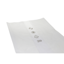 Nahaufnahme einer transparenten Tüte DEISS 99033 der EMIL DEISS KG (GmbH + Co.) mit Recycling-Symbolen, der Zahl 39 und umweltfreundlichen Entsorgungshinweisen auf einfarbigem, hellem Hintergrund; Maße: 800+500x2200x0,09 mm, Packung mit 50 Stück.