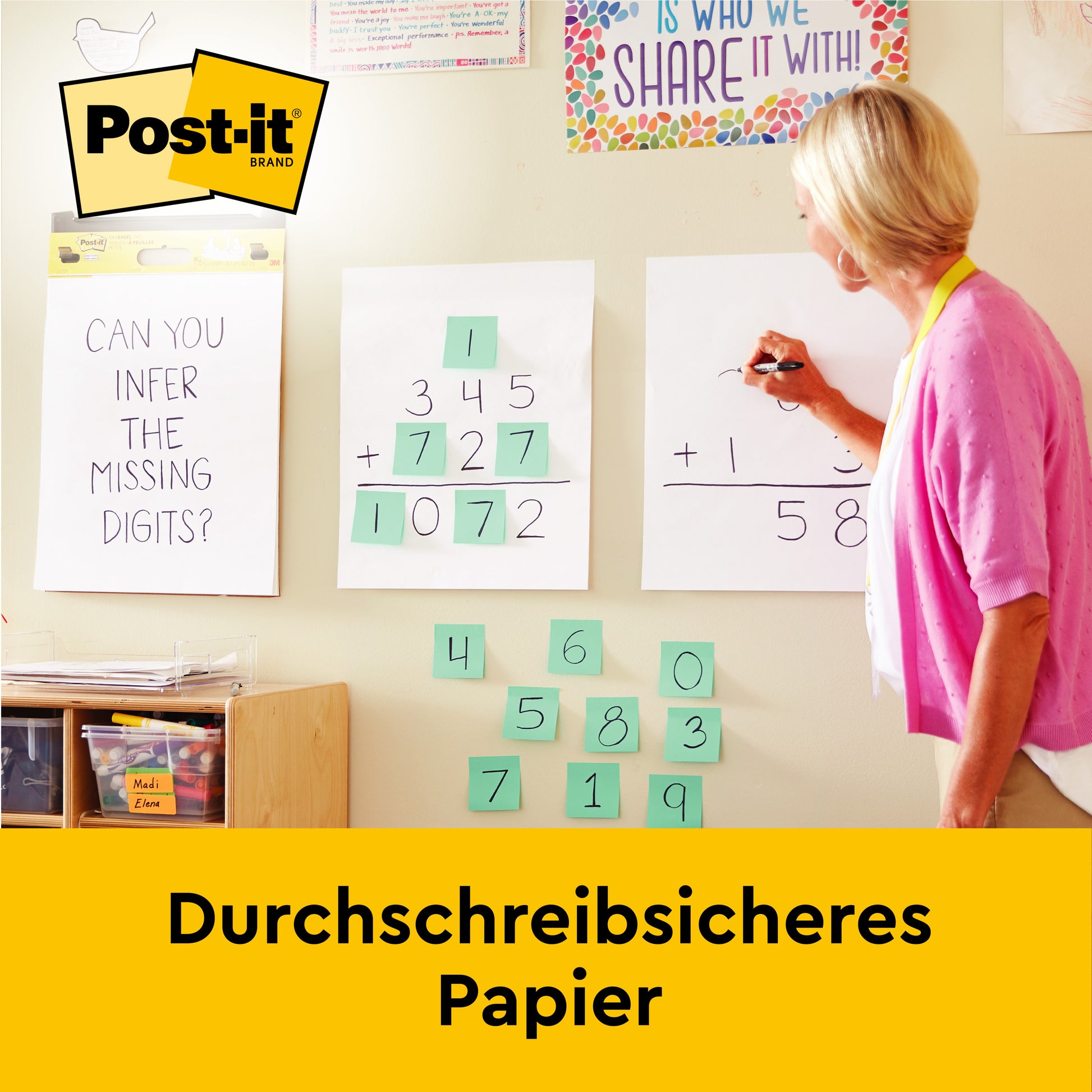 Eine Frau schreibt Matheaufgaben auf einer großen Post-it® Super Sticky Mini Meeting Chart (38 cm x 45,7 cm, 20 Blatt), von 3M Deutschland GmbH, mit Klebepunkten an der Wand. Am unteren Rand steht der deutsche Text "Durchschreibsicheres Papier".