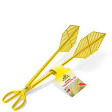 Die Neudorff Shop Doppelfliegenklatsche ist gelb mit einem Scherengriff und zwei blattförmigen Netzklatschen. Ideal zum Fangen von Fliegen ohne Flecken. Am Griff ist ein Etikett mit grünem und rotem Text angebracht.