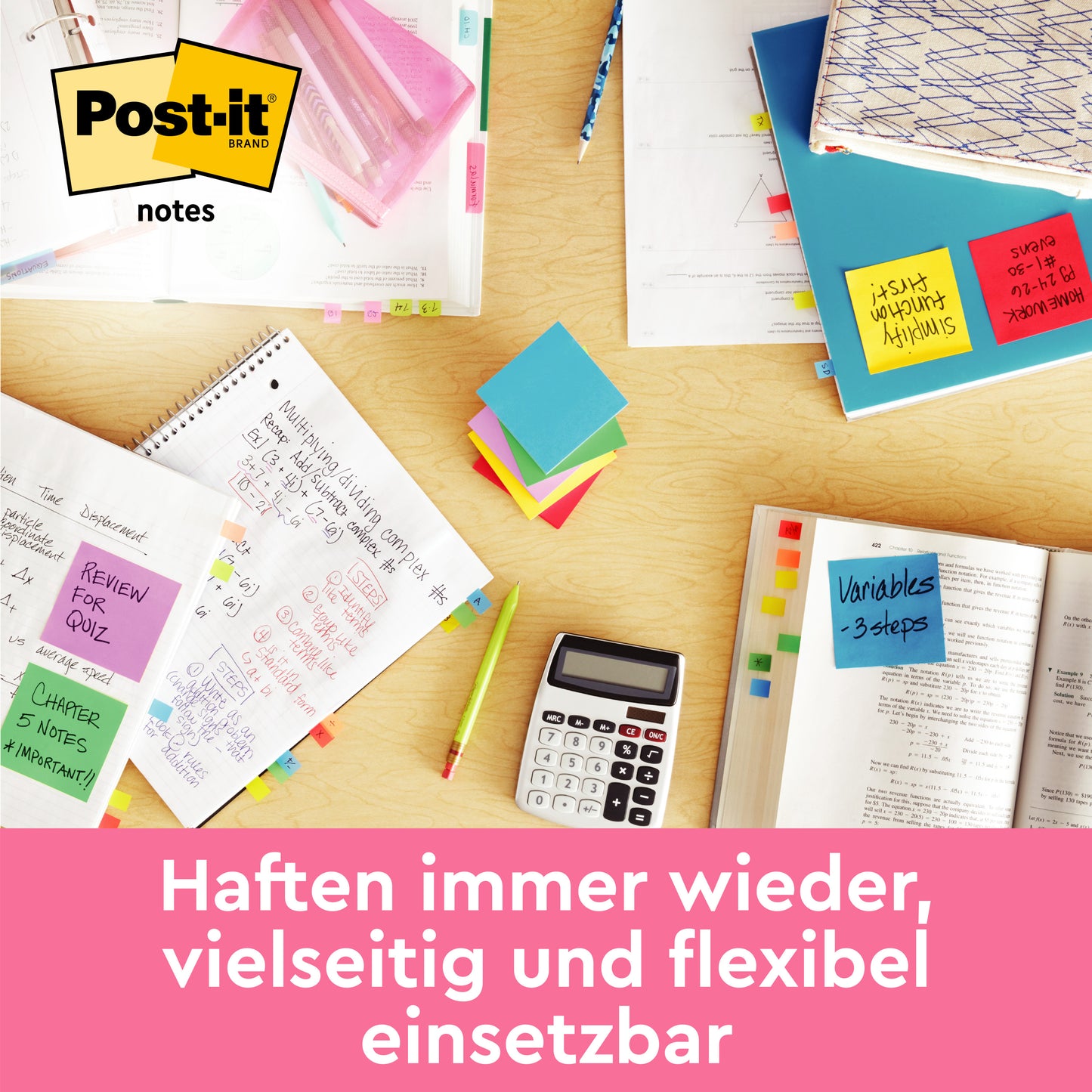 Ein Schreibtisch mit aufgeschlagenen Notizbüchern, Taschenrechner, Stift, Textmarker und verstreuten 3M Deutschland GmbH Post-it® Notes aus der Energetic Collection (76 x 127 mm, 100 Blatt/Block, 6 Blöcke/Packung, 100% PEFC). Haften immer wieder, flexibel einsetzbar.