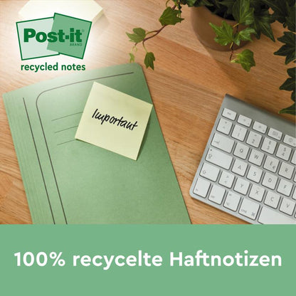 A green folder with a yellow Post-it® Super Sticky 100% Recycled Note (47.6 x 47.6 mm, 70 sheets/block, PEFC) from 3M Deutschland GmbH with the inscription "important" lies on a wooden table next to a keyboard and a plant. The text is in German.
