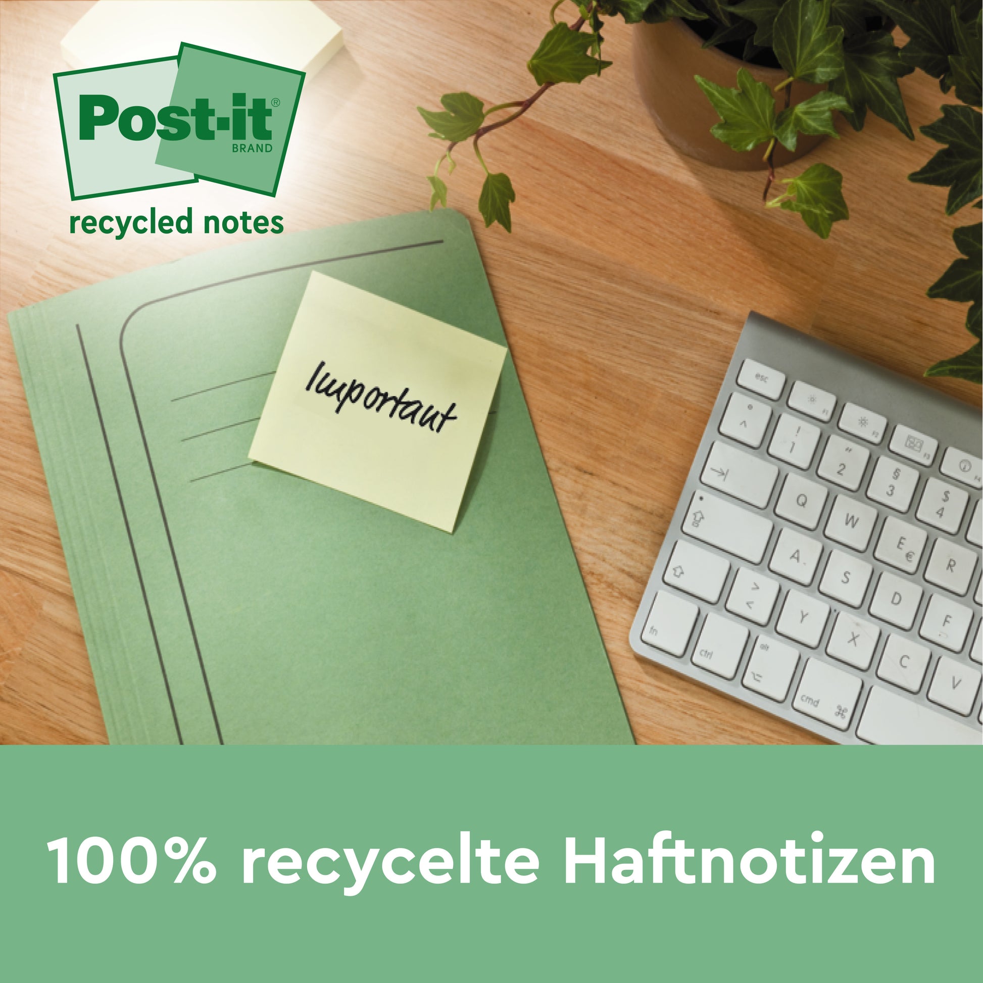 Ein grüner Ordner mit einem Post-it® Recycling Z-Zettel der 3M Deutschland GmbH mit der Aufschrift "wichtig" liegt auf einem Holztisch neben einer Tastatur und einer Pflanze. Der Text darunter lautet: "100% recycelte Haftnotizen, 76x76mm, 100 Blatt/Block, 100% PEFC.