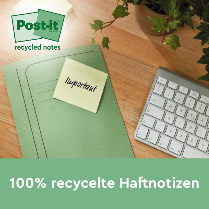 A green folder with a Post-it® Recycling Note with the inscription "luportant" lies on a wooden desk next to a white keyboard and a plant. The 76x76mm notes from 3M Deutschland GmbH are made from 100% PEFC fiber. The text reads "100% recycled sticky notes".
