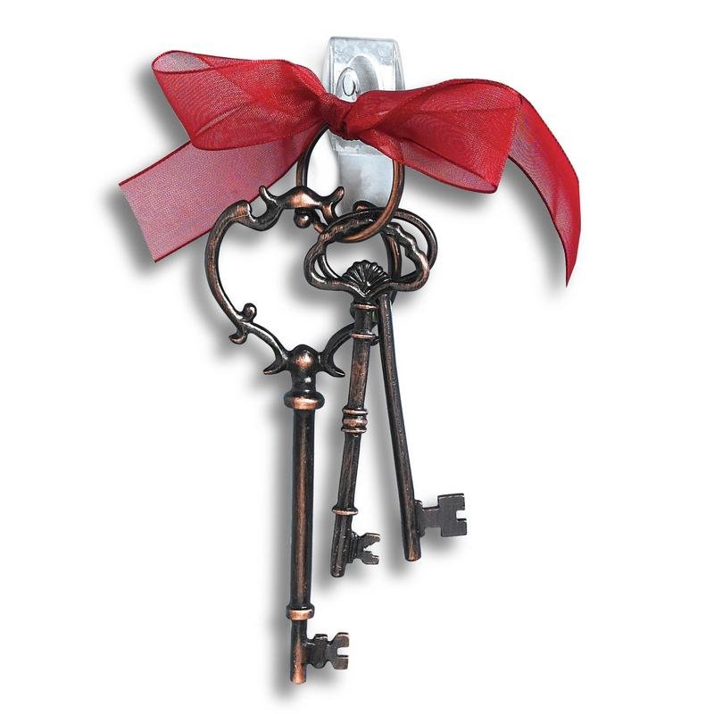 Three vintage-style keys tied with a red ribbon are hung on a white background on a transparent 3M Command™ Mini Hook (17006CLR). The included strips allow for easy, trace-free attachment by 3M Deutschland GmbH.