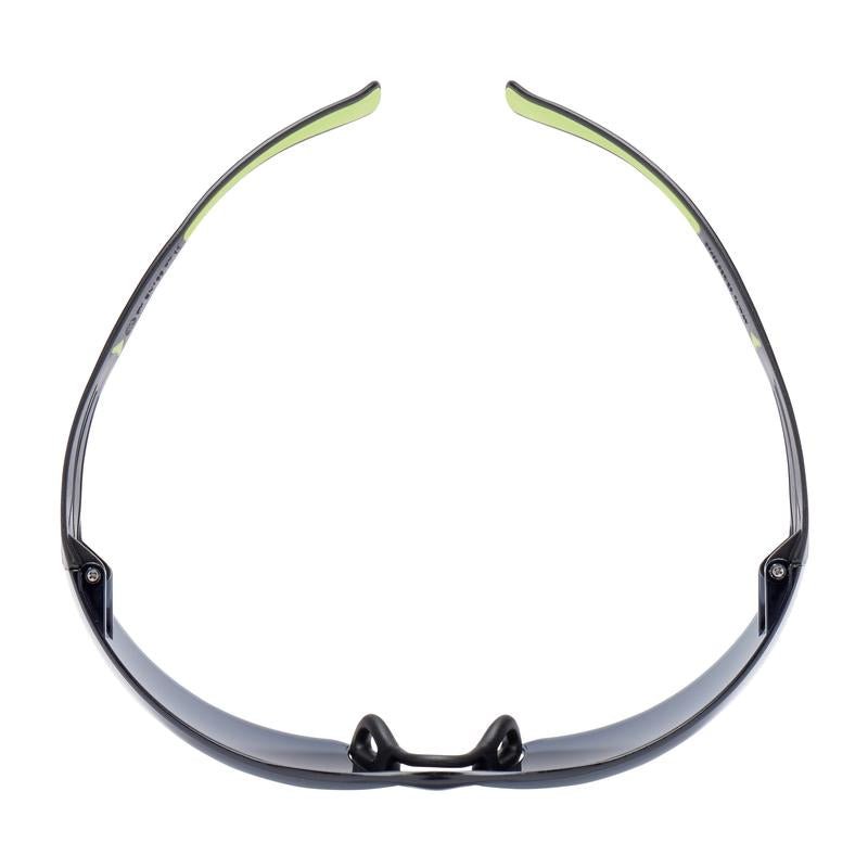 Die 3M™ SecureFit™ Schutzbrille 400 der 3M Deutschland GmbH, hier von oben, hat schwarz-grün gebogene Arme und dunkel getönte Gläser auf weißem Hintergrund.