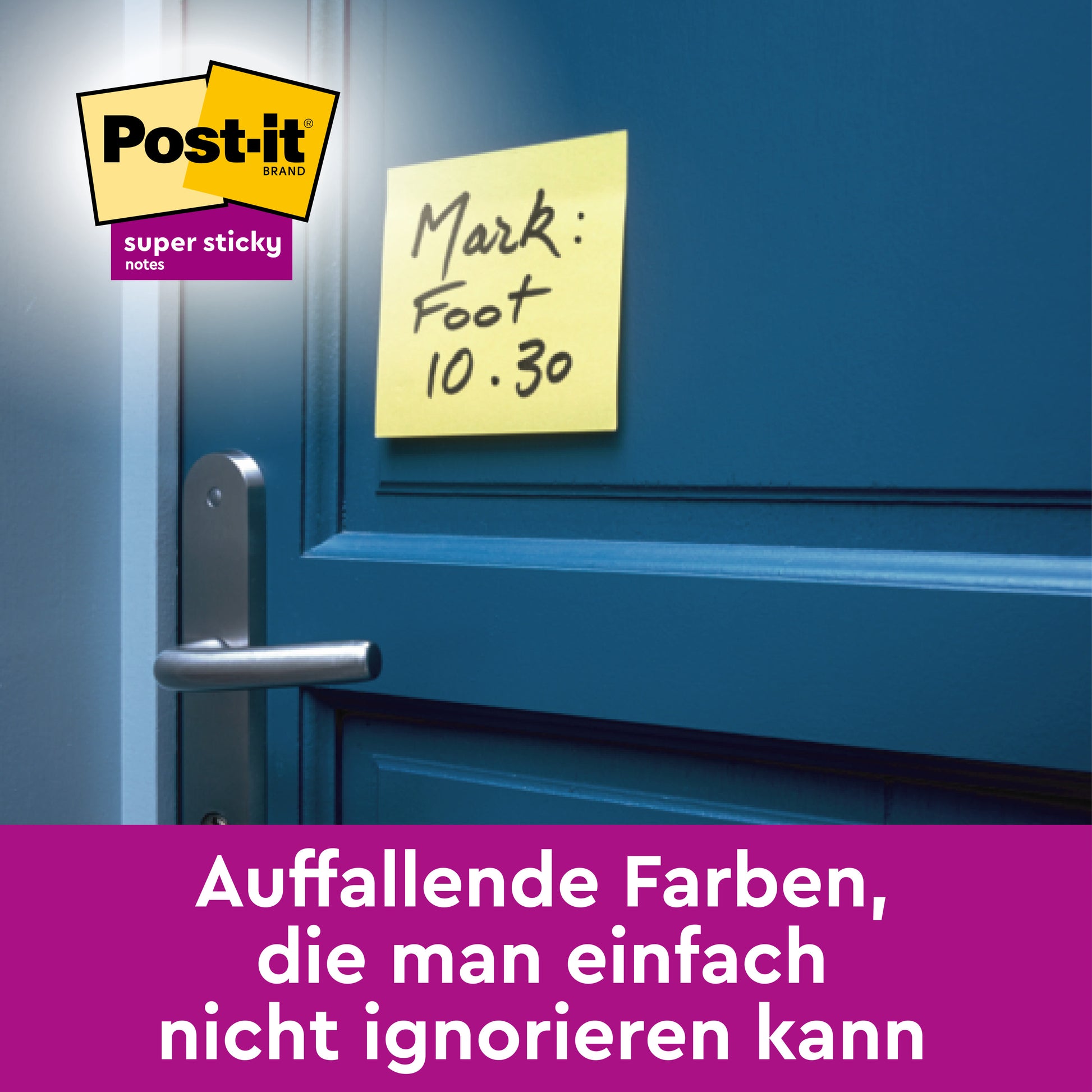 Ein gelber Post-it® Super Sticky 100% Recycling-Zettel (76x76mm, 70 Blatt, von 3M Deutschland GmbH) mit der handschriftlichen Aufschrift "Mark: Foot 10.30" befindet sich auf einer blauen Tür über der Klinke, die das Post-it-Logo und einen deutschen Text über seine leuchtende Farbe zeigt.