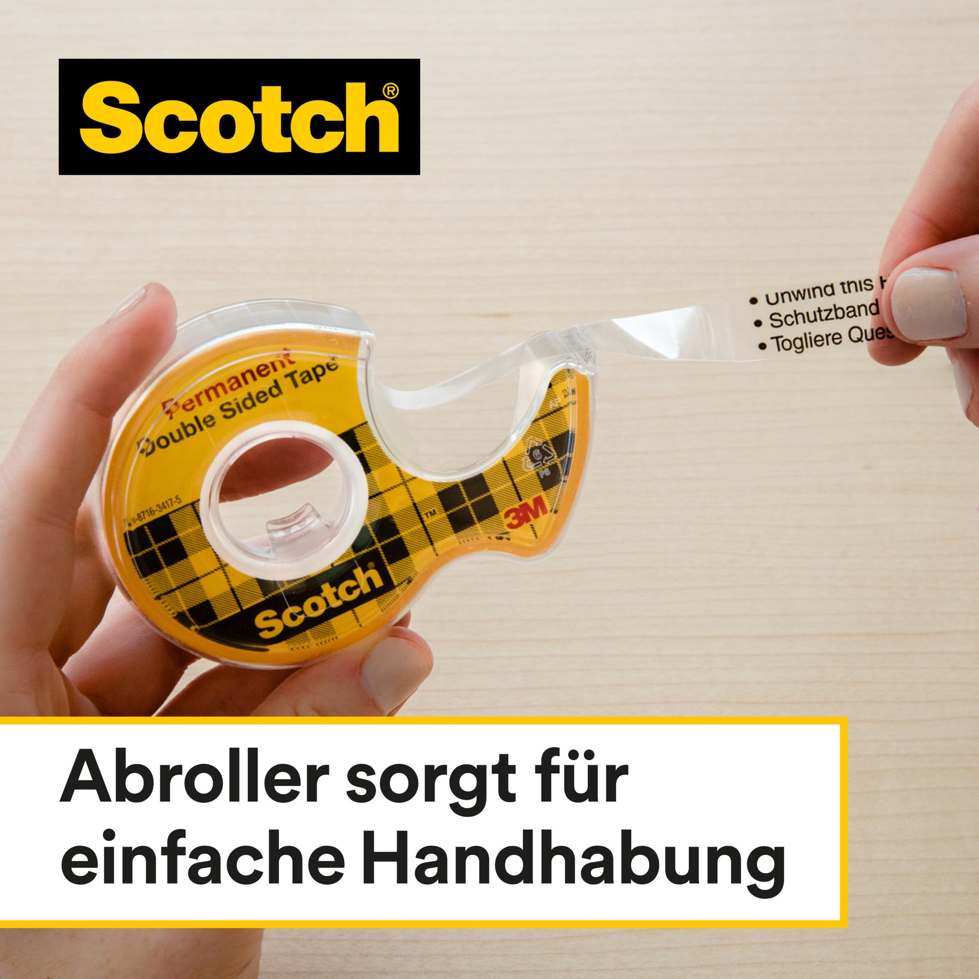 Eine Hand zieht Scotch® doppelseitiges Klebeband (12 mm x 33 m) aus dem transparenten Spender. Das Bild zeigt das 3M Deutschland GmbH-Logo und hebt die einfache Handhabung hervor.