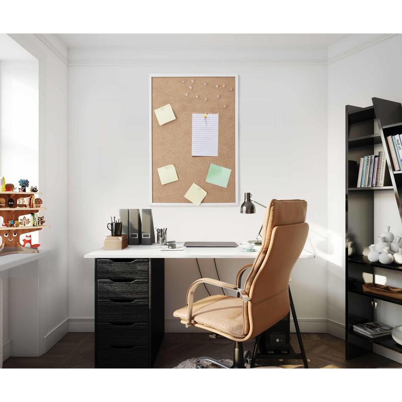 A modern home office consists of a desk, a chair, and a shelf. Above the desk, a corkboard is mounted with Scotch-FIX™ Double-Sided Indoor Mounting Squares 4496-ST16-P from 3M Germany GmbH for strong, secure indoor attachment. Books and decorations find space on the shelves.