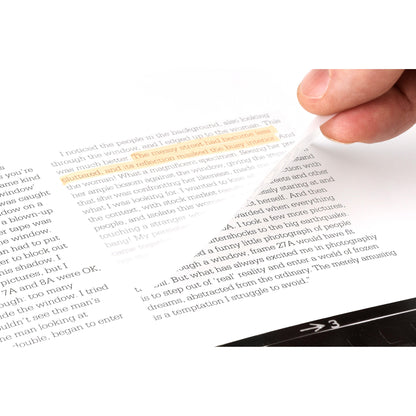 Eine Hand hebt eine transparente 3M Post-it® Notiz (73 mm x 73 mm, 36 Blatt/Block, 12 Blöcke/Packung) von einer Buchseite ab und zeigt den hervorgehobenen Text, während der gedruckte Text darunter sichtbar bleibt.