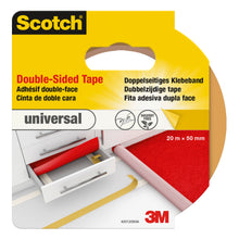 Die Verpackung für das Scotch® Universelles Teppichklebeband der 3M Deutschland GmbH zeigt eine Rolle, die auf einem Schreibtisch und einem Teppich verwendet wird, mit Produktinformation und mehrsprachigem Text.