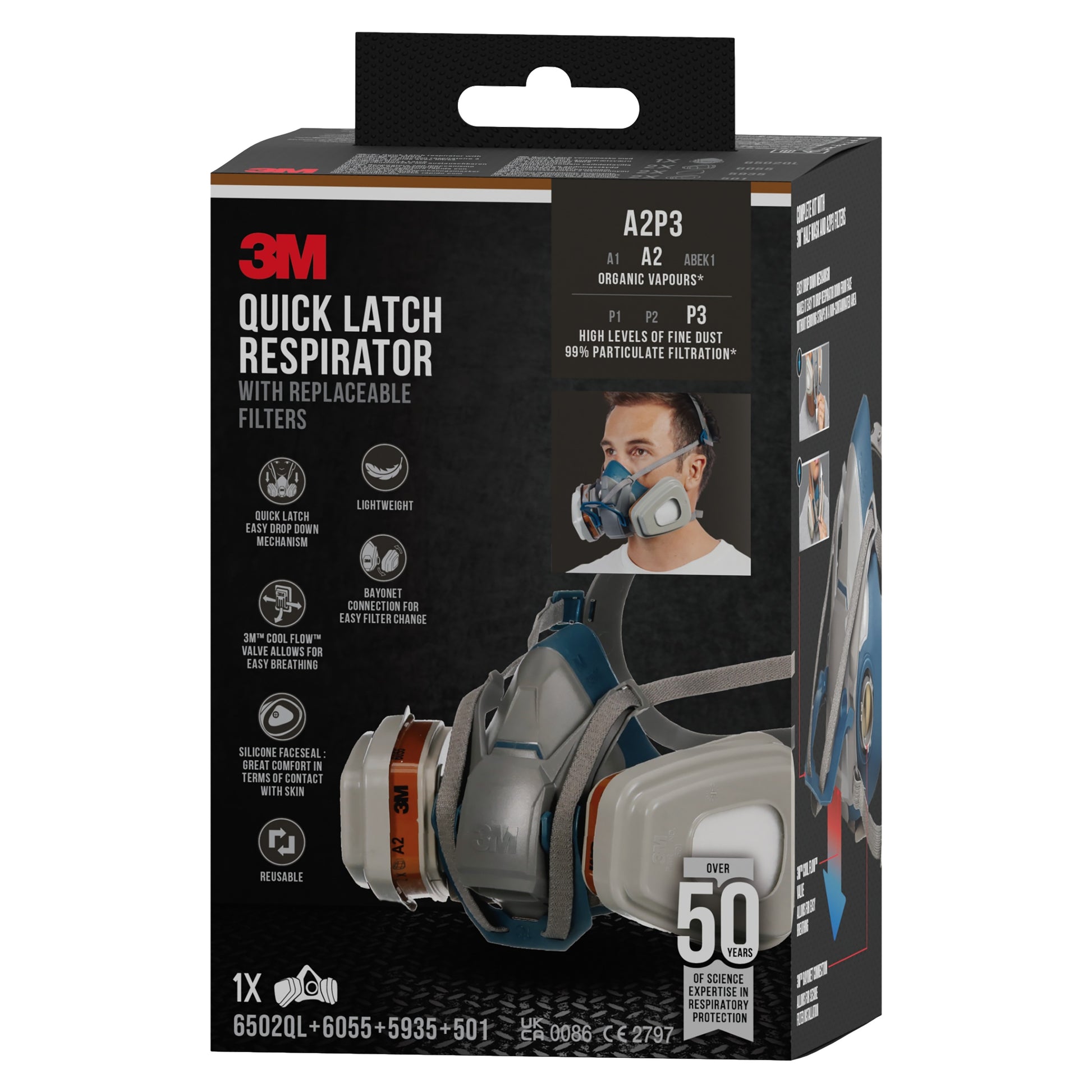 Eine schwarz-graue Box der 3M™ Quick Latch-Atemschutzmaske 6502QLKIT-1 von 3M Deutschland GmbH mit austauschbaren A2P3 Filtern, Produktbildern, Anwendungssymbolen, technischen Angaben und einem Foto einer Person mit Maske auf der Vorderseite.