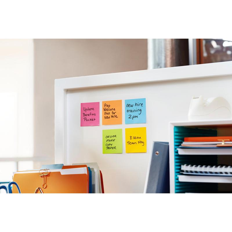 On a white office partition are six colorful Post-it® Super Sticky Z-Notes (14 pads + 2 free, various colors, 76x76 mm, 90 sheets/block, from 3M Deutschland), folders, a blue organizer with documents, and a tape dispenser.
