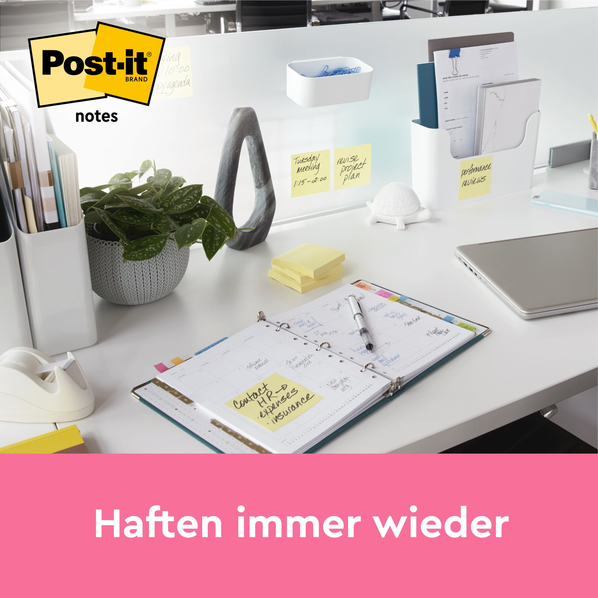 Auf einem modernen Bürotisch mit Bürobedarf, einer Pflanze und einem Laptop liegen ein offener Planer und gelbe Post-it® Notes (76x127mm, 100 Blatt/Block). Das Logo der 3M Deutschland GmbH und "Haften immer wieder" sind sichtbar.