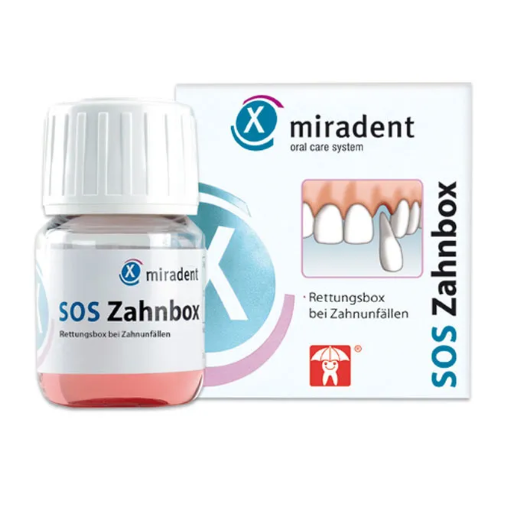 The image shows a product from Holthaus Medical GmbH & Co. KG called „miradent SOS Tooth Box | Package (1 piece)“, which is designed for dental emergencies. The packaging consists of a small container with a white lid and a labeled box featuring an illustration of teeth, highlighting its use in dental accidents. The nutrient solution protects the teeth for up to 48 hours.