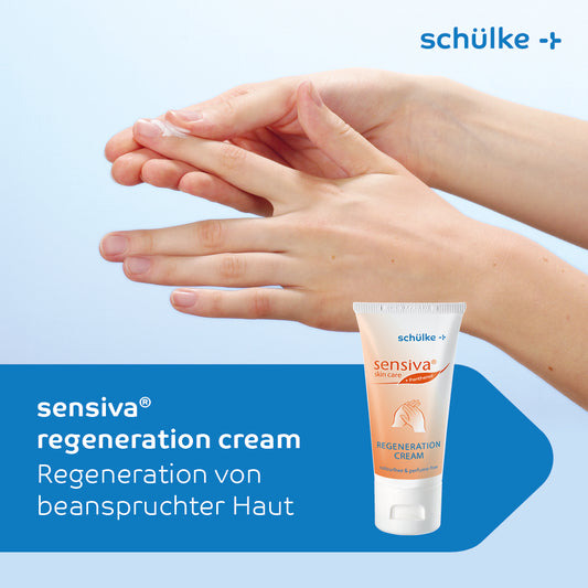 Eine Person trägt Schülke Sensiva® Regenerationscreme - 50 ml auf ihre Hände auf. Die Cremetube ist unterhalb der Hände mit sichtbarem Design abgebildet. Der Text auf dem Bild enthält „Schülke & Mayr GmbH“, „Schülke Sensiva® Regenerationscreme“ und „Regeneration von beanspruchter Haut“. Erleben Sie optimale Hautregeneration und Feuchtigkeitsversorgung bei jeder Anwendung.