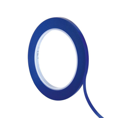 Schmale blaue Klebebandrolle mit weißem Innenkern und leicht abstehendem Bandende, freigestellt auf hellem Hintergrund.